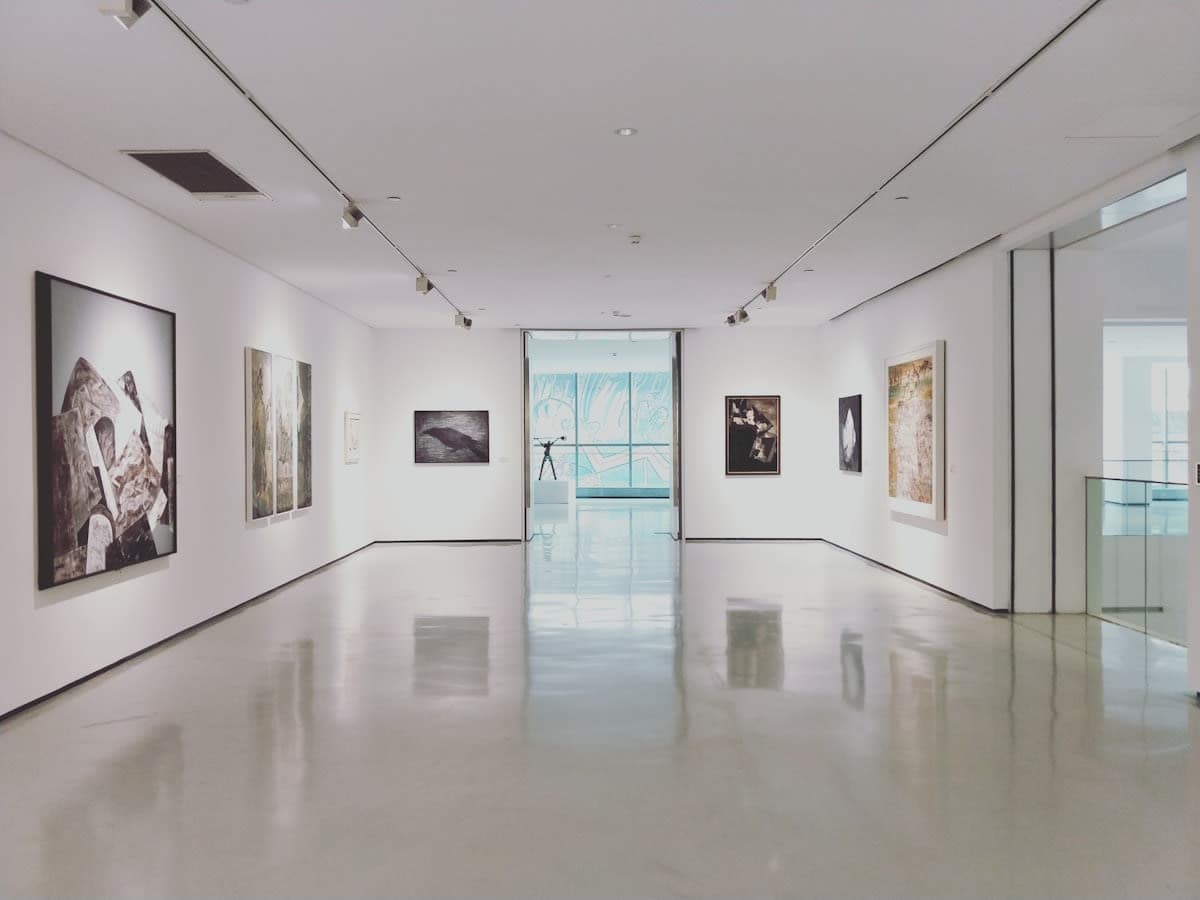 Moderne Museumsgalerie mit ausgestellten Kunstwerken
