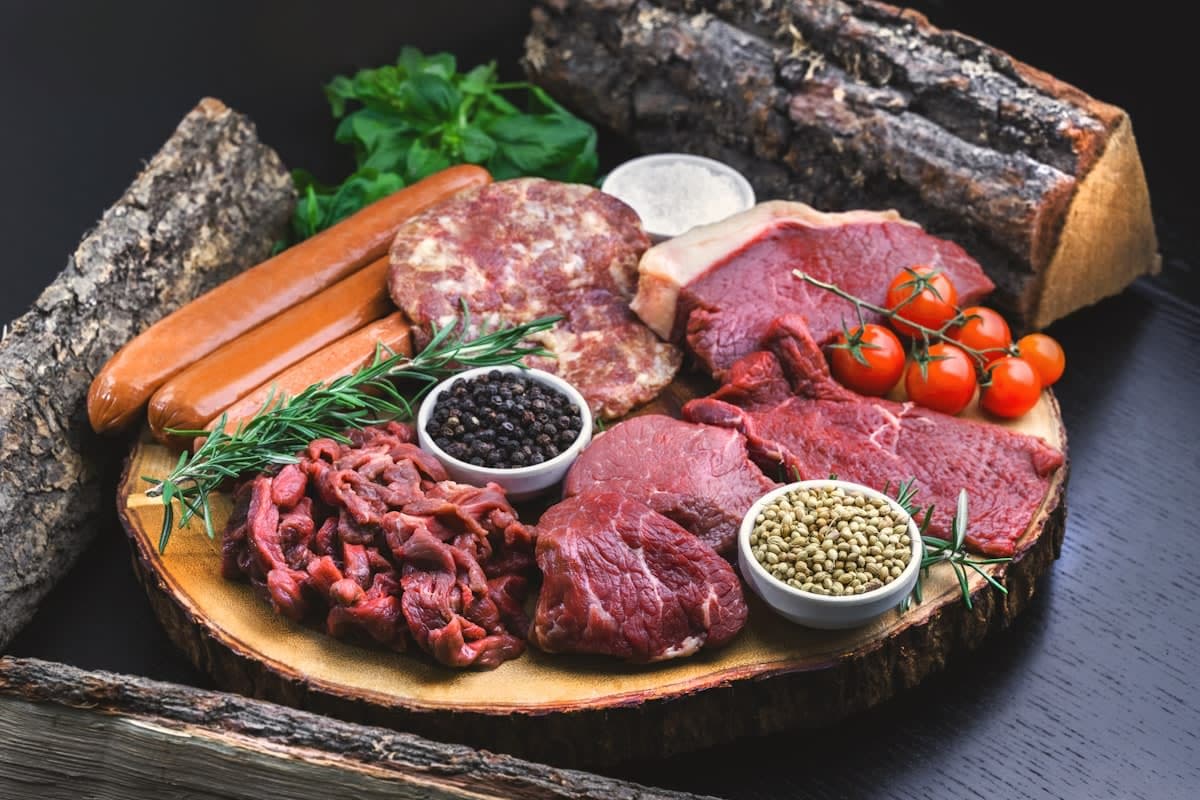Frisches Fleisch und Wurstwaren auf einem Holzbrett