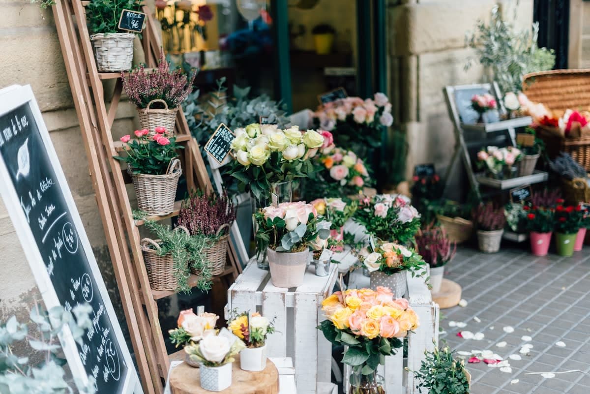Blumenladen mit Sträußen, Preisschildern und Auslage