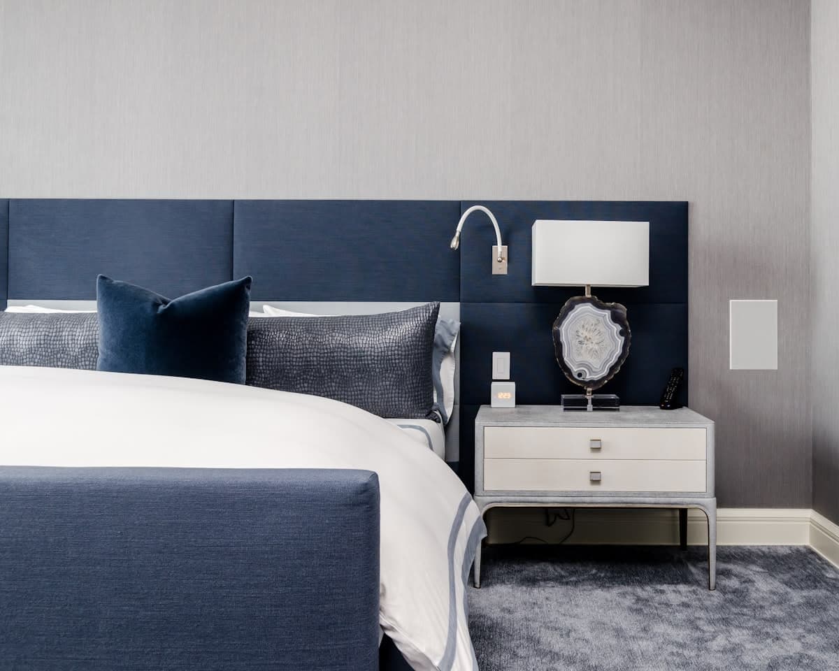 Modernes Hotelzimmer mit Bett und Nachttisch