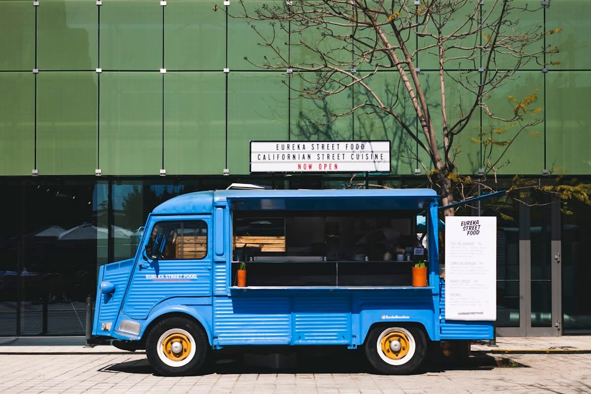 Foodtruck mit mobilem Kassensystem auf einem Marktplatz