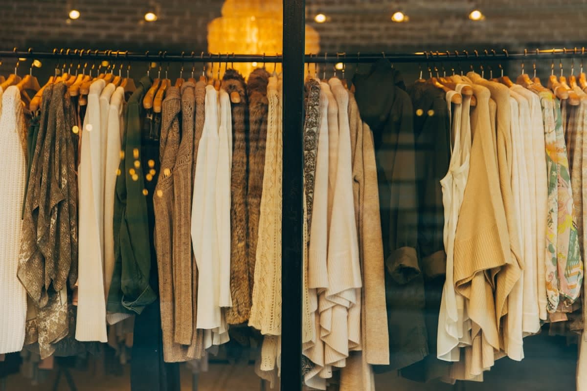 Modegeschäft mit Kleiderstangen und Kassenbereich