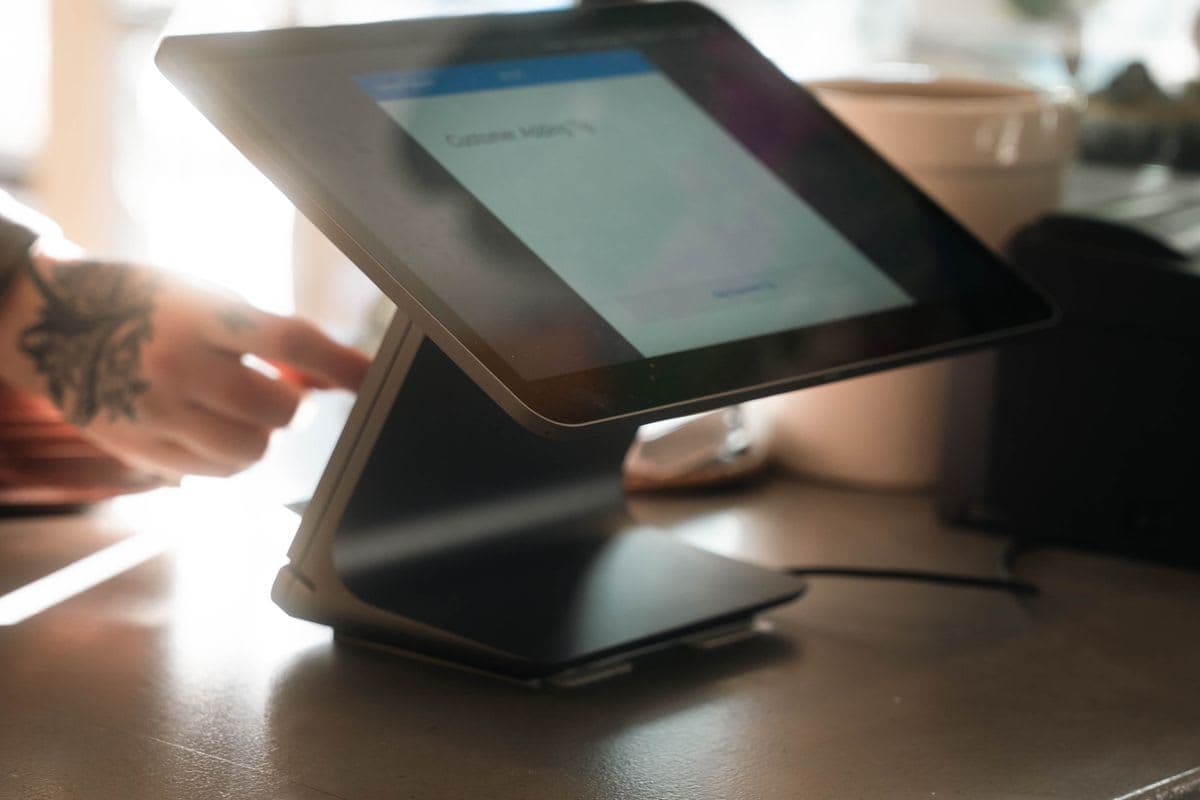 Kassenterminal mit Touchscreen auf einer Theke im Café