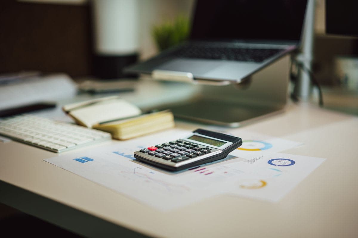 Arbeitsplatz mit Rechner, Tastatur und Unterlagen: Ausstattung eines Kassenplatzes