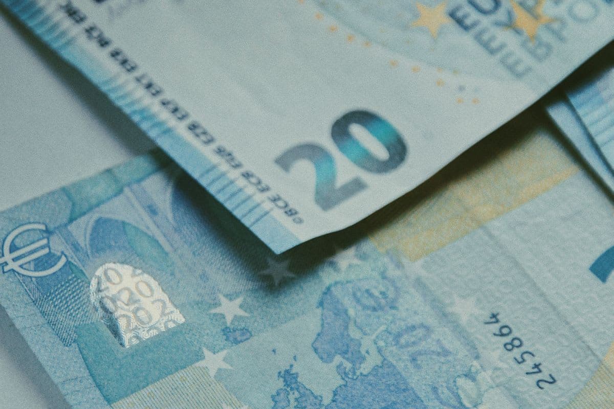 Euro-Banknoten in Nahaufnahme: Belegpflichten in Deutschland und Österreich