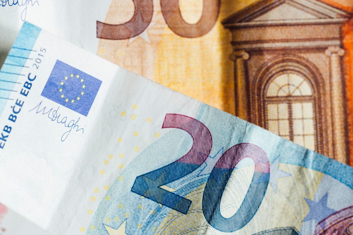 Euro-Banknoten verschiedener Nennwerte beim Auszählen des Kassenbestands