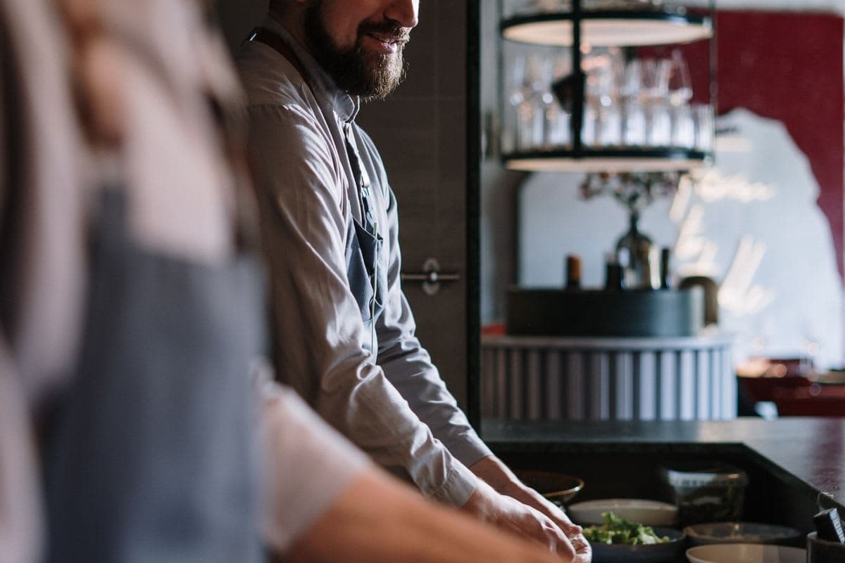 Koch bereitet in einer Restaurantküche Speisen vor